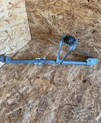 Mercedes-Benz W123 Front door manual window regulator 