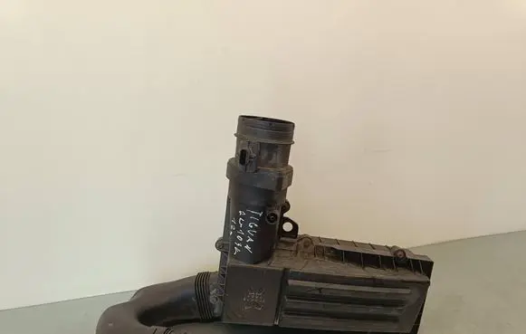 Volkswagen Tiguan Air filter box 