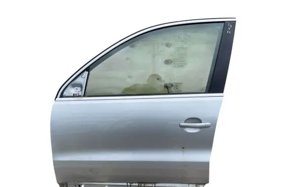 Volkswagen Tiguan Front door