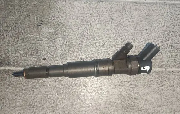 BMW 5 E39 Fuel injector 0445110048