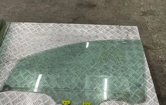 Nissan Note (E11) Front door window glass four-door