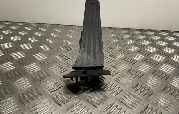 Accelerator throttle pedal