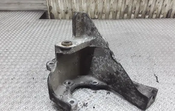 Volkswagen Transporter - Caravelle T5 Power steering pump mounting bracket 