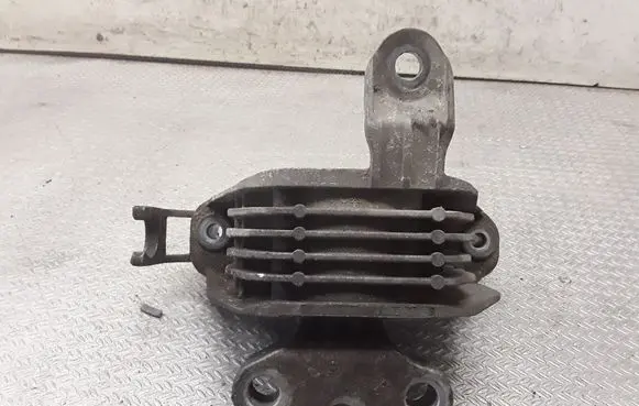 Opel Astra J Engine mount bracket