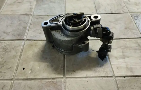 Mazda 3 I Vacuum pump D1561A