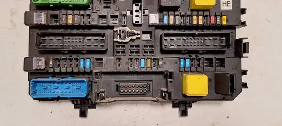 Opel Zafira B Fuse module 13206757 5DK00866942