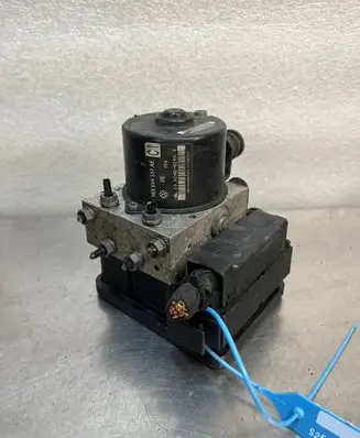Volkswagen Golf V Master brake cylinder 
