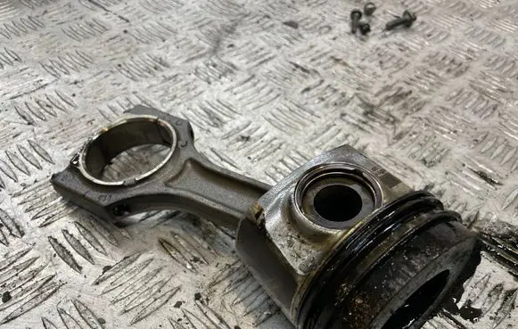BMW 7 G11 G12 Piston with connecting rod