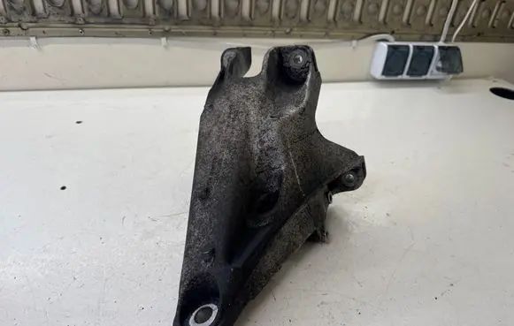 Volkswagen Multivan T5 Engine mounting bracket 7H0199370