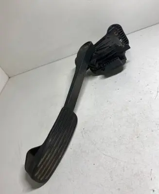 Accelerator throttle pedal