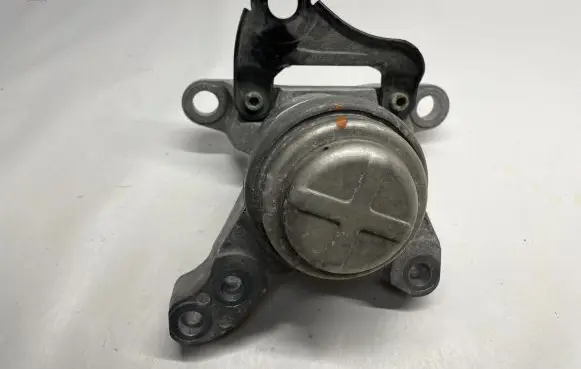 Ford Fusion Engine mount bracket DS736F012