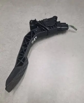 Accelerator throttle pedal