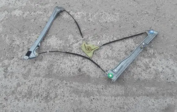 Renault Laguna III Front window lifting mechanism without motor 974823103 807010002