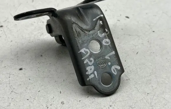 Hyundai i30 Front door lower hinge 