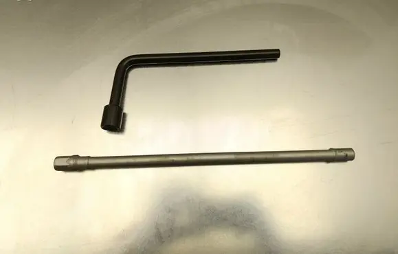Peugeot 5008 II Wheel nut wrench 9818516480