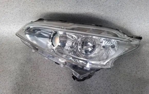 Peugeot 208 I Headlight/headlamp 9802221480 89905957