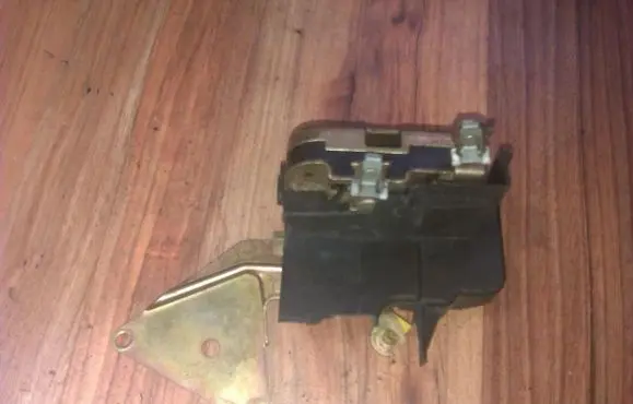 Mitsubishi Carisma Front door lock