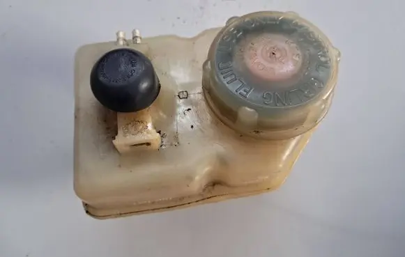 Mercedes-Benz W123 Brake fluid reservoir 0014315502