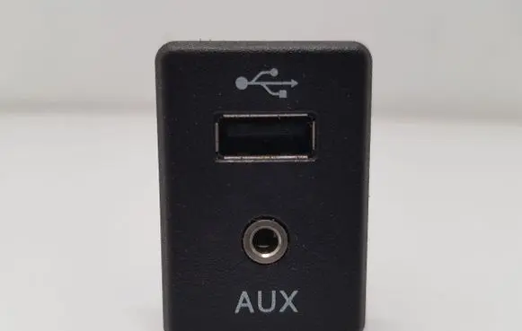 Nissan X-Trail T32 USB socket connector 795405004