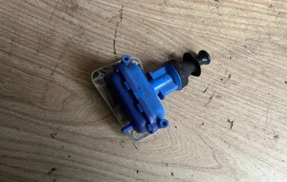 Audi 80 90 B3 Central locking vacuum pump 893862123 893862153D