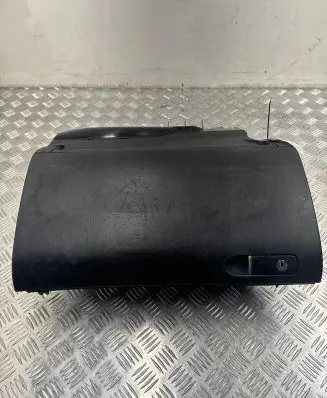 Volkswagen PASSAT B7 Glove box