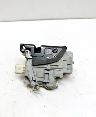 Volkswagen PASSAT B6 Rear door lock 3C4839015A