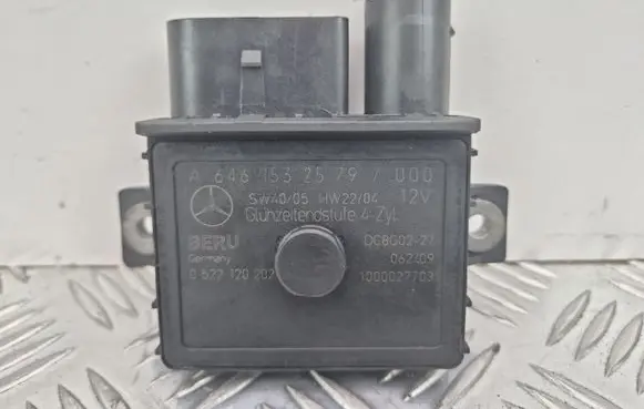 Mercedes-Benz C W204 Glow plug pre-heat relay A6461532579 0522120202 1000027703