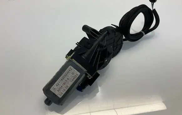 Mercedes-Benz E W211 Seat adjustment motor A2118203242