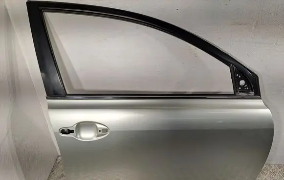 Toyota Avensis T250 Front door 6700105050