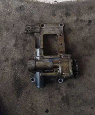 BMW 5 E60 E61 Oil pump 7792945