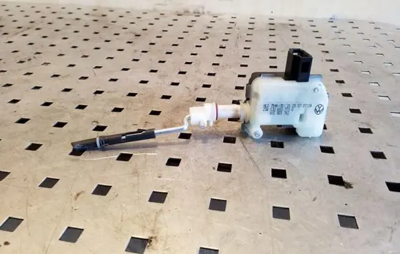Fuel tank cap lock motor