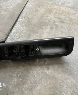 Volkswagen PASSAT B6 Front door window switch trim 3C1867171C