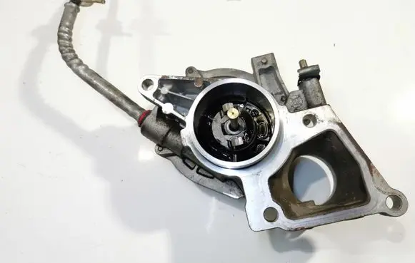Ford Mondeo Mk III Vacuum pump 72245410C