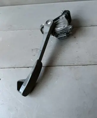 Accelerator throttle pedal