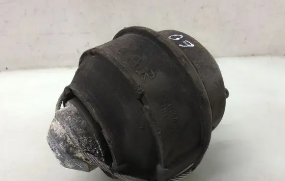 Volvo S60 Engine mount bracket 