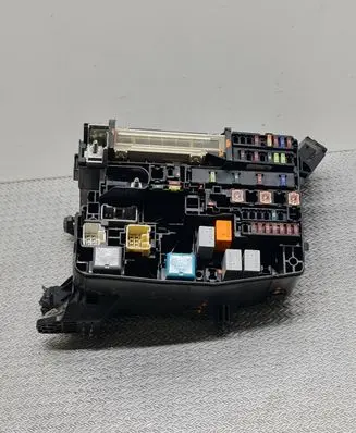 Toyota Avensis T270 Fuse module 5883R0A1