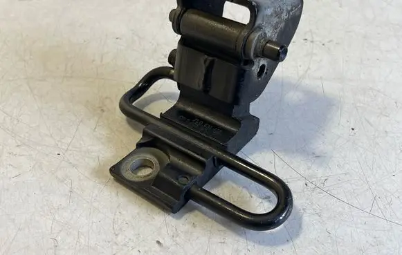 Volkswagen Touareg I Front door lower hinge 7L0831412