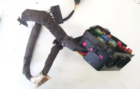 Volkswagen PASSAT B5 Fuse box set 1546646