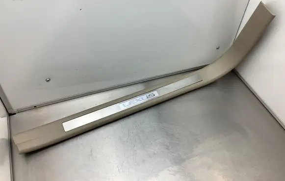 Lexus RX 330 - 350 - 400H Front sill trim cover 6791048020