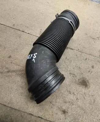 Skoda Octavia Mk2 (1Z) Air intake hose/pipe 1k0129684b
