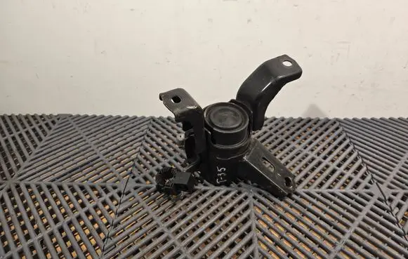 Toyota Auris E180 Engine mount bracket