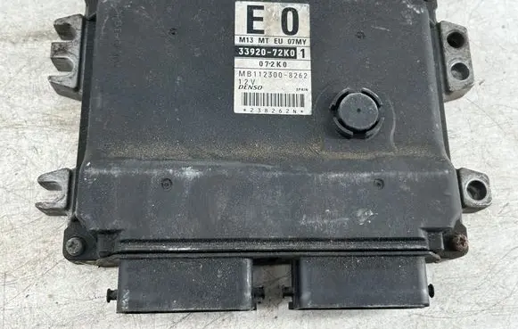 Suzuki Swift II Engine control unit/module 3392072K0 072K0 MB1123008262