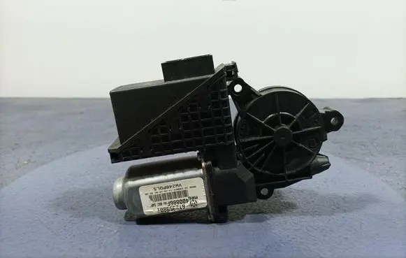 Volkswagen Polo IV 9N3 Front door window regulator with motor 6Y2959801