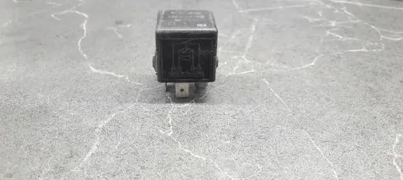 Mitsubishi Carisma Fuel pump relay MB953381