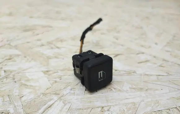 BMW 5 E39 Central locking switch button 83360828