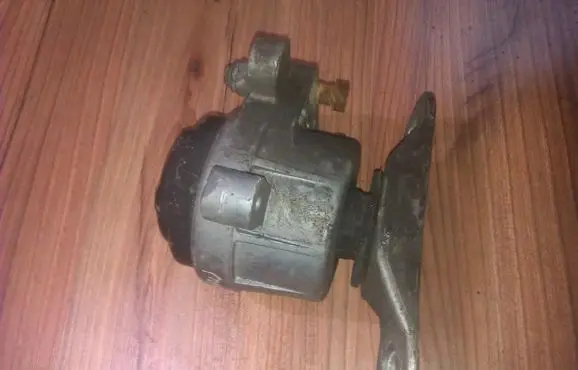 Ford Mondeo Mk III Engine mount bracket 2s716037aa