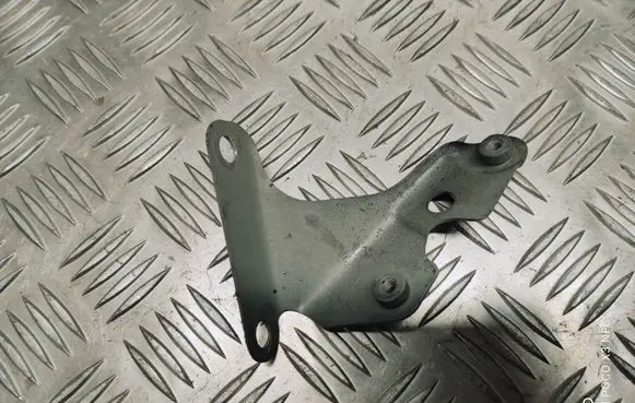 Audi Q7 4L Fender mounting bracket 4L0821135