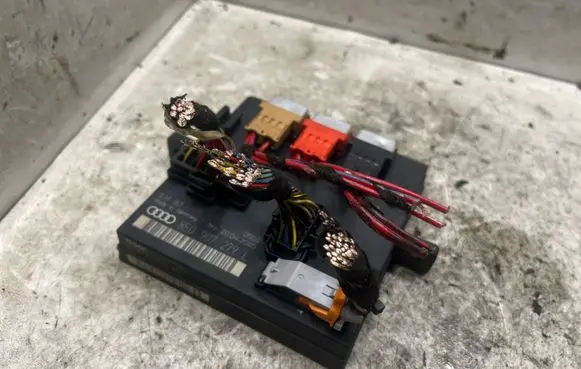 Audi A4 S4 B7 8E 8H Comfort/convenience module 8E0907279L