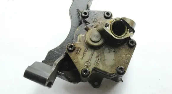 Volkswagen Golf VI Oil pump 03C115121J