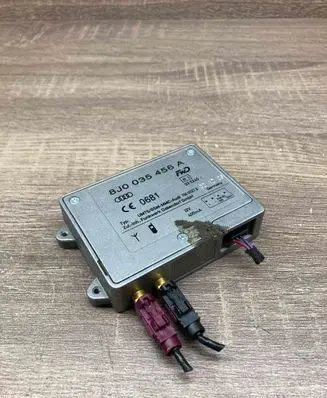 Audi A4 S4 B8 8K Aerial antenna amplifier 8J0035456A